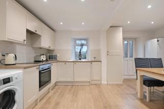 Four Double Bedroom Home - Free parking and Wi-Fi - 9