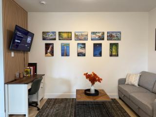 Modern 1BR Suite with Laundry, Workspace & WiFi - 3