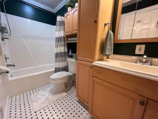 Cozy 3BR Annapolis sleeps 10 Private Deck, Parking - 1