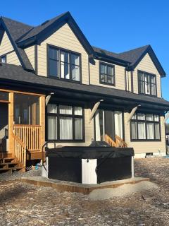 Modern Muskoka Retreat with King Bed and Hot Tub - 9