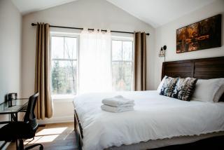 Modern Muskoka Retreat with King Bed and Hot Tub - 7