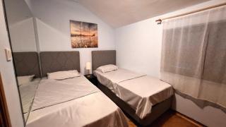 VUK's 5 min from the BEACH Two-Bedroom Apart - 2