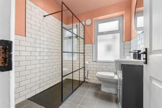 Stunning Townhouse - 7 bedrooms - up to 18 Guests - Cardiff - 2