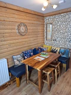 The Swallow's Return LogCabin, Carlingford, A91D954 - 4