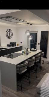 Stylish Coastal 3-Bed Retreat - 9