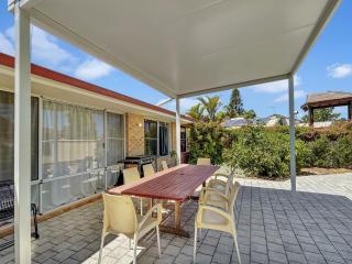 Beachside Style Home Near the Estuary - 8