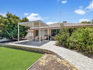 Beachside Style Home Near the Estuary - 0