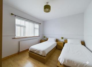 Serene Mountain-View Escape - Country Bungalow - 1