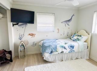 Tropical PoolHome Walk to Shops Near Beach - 7