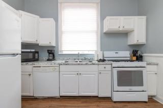 The Sunny Southern Manse Back Walk Downtown - 7