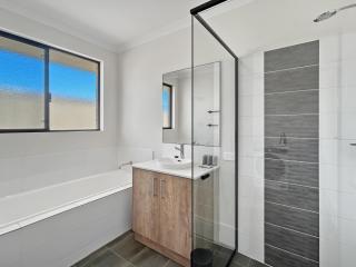 Spacious 4-Bed House with Large Backyard - 4