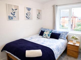 3BR Near York Centre, Free Parking & WiFi - 8