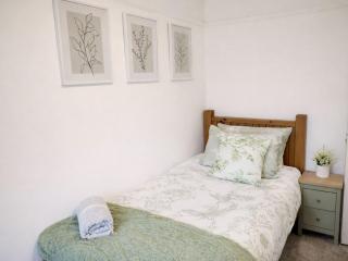 3BR Near York Centre, Free Parking & WiFi - 7