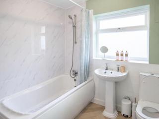 3BR Near York Centre, Free Parking & WiFi - 3