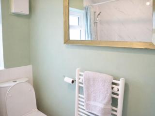 3BR Near York Centre, Free Parking & WiFi - 2