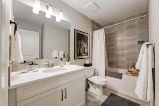 Newly Built Private Suite - Central Location, Full Kitchen, Full Laundry, Work Station & Soaker Tub - 7
