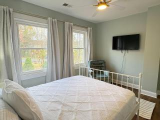 3 Bedrooms 4 Beds 2 Bathroom Single Family Home 5 Minutes to Quantico - 3