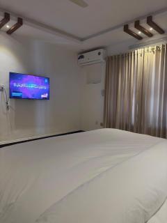 Luxurious 2 BEDROOM APARTMENT -Wifi - NETFLIX - SECTOR E-11 - 7