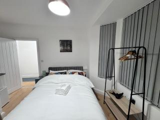 Liverpool Dockside 4-bed House - 6