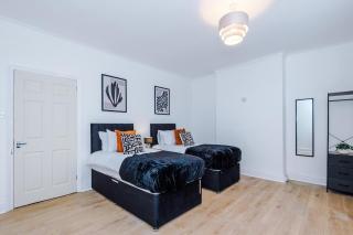 Presented by LTJ PrimeKey Properties - 4 Bedroom, Free Parking - Perfect for Contractors, Working Teams - 6