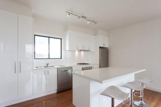 St Kilda absolute beachfront views - 9