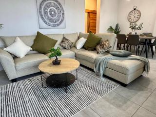 Luxury 3 bedroom and private rooftop oasis including private jacuzzi with sea and mountain views - 8