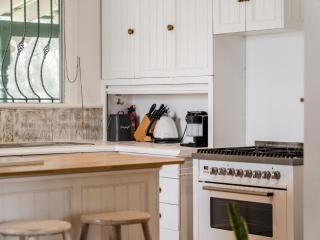 River Cottage, Absolute Waterfront Family and Pet Friendly Escape - 2