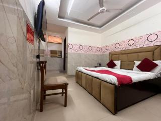 Hotel Royal - Laxmi nagar Metro Gate 5 - 7