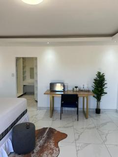 Private entrance room behind out of Africa - 1