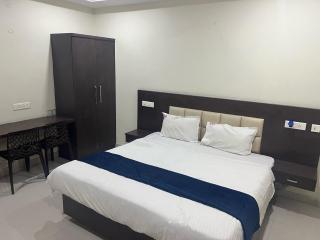 Townhouse Kanithi Road Formerly RR Function Hall Luxury Rooms - 9