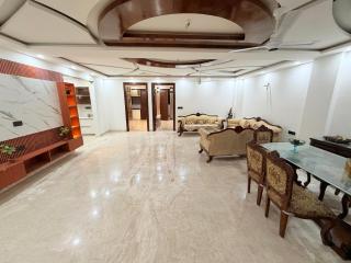 Luxury 4BHK stay in Rajouri Garden - 3