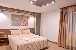 Hotel Rothmans-Breakfast - Free parking - Lobby - 9