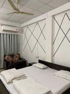 Hotel Kanishka Near Kashi Vishwanath Temple - 4