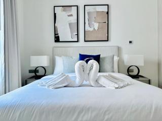 Luxury 2BR Yas Golf Collection Fairways 1 - 8