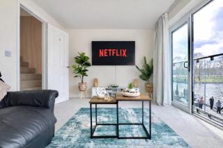 Stylish 4 Bedroom Lakefront Home with 7 Beds, Private Parking, Garden and Beautiful Lake Views - 1