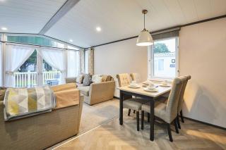 Elegant Lodge with Hot Tub - 2