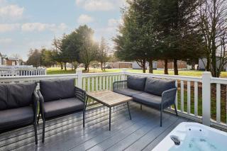 Fairview Lodge with Hot Tub - 3