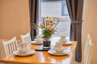 The Serenity Lodge with Hot Tub - 2