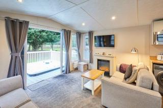 The Serenity Lodge with Hot Tub - 4