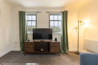 Bright 1 Bed Harbour-side Apartment w Sea Views - 2
