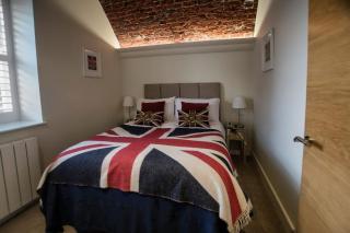 The Officers Mess - Coastal Retreat - Sleeps 10 - 2