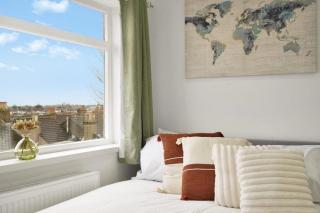 Comfortable Four-Bedroom Stay with Balcony - 7