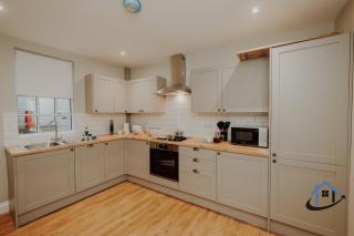 Dale House, sleeps 7, central, parking x2, garden - 8