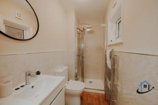 Dale House, sleeps 7, central, parking x2, garden - 7