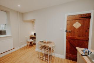 Dale House, sleeps 7, central, parking x2, garden - 1