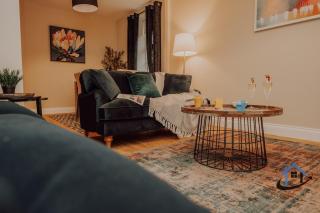 Dale House, sleeps 7, central, parking x2, garden - 7