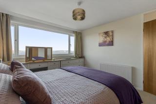 Baywatch Sea View Retreat - 8