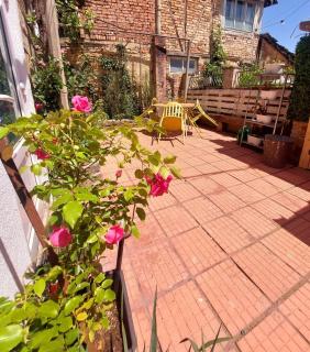 The VineGarden with Private Terrace and Iconic Fortress Views & Old Town Charm - 1