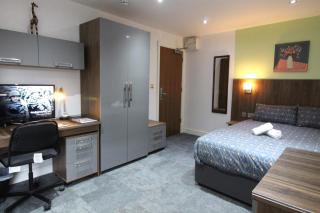 Victoria House - Deluxe Studios in Coventry City Centre, free parking, by COVSTAYS - 8