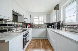 Surrey's Charming Modern Maisonette with Parking - Pass the Keys - 6